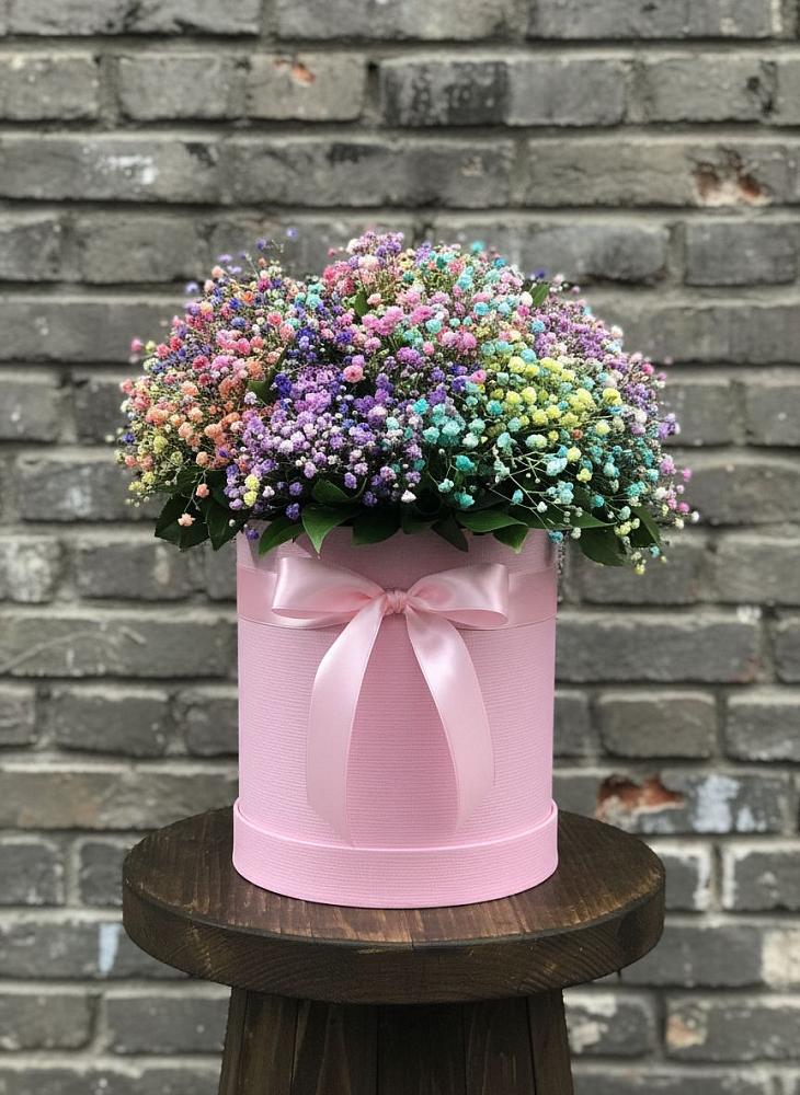 Цветочная композиция из Гипсофила и Розы в шляпной коробке в Кольцово Свердловская область