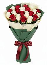 Букет Микс из красных и белых роз в Кольцово Свердловская область