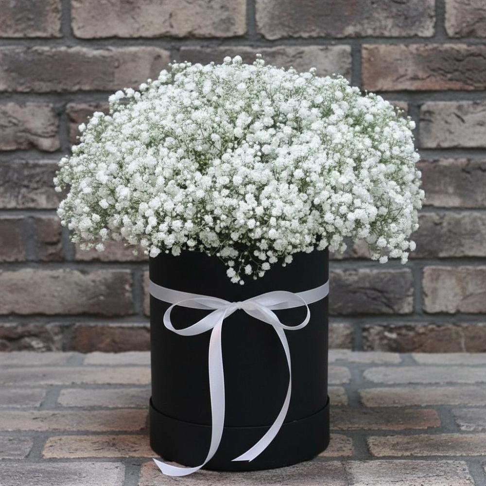 Цветочная композиция из Гипсофила в шляпной коробке в Кольцово Свердловская область