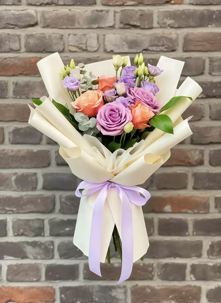 Букет цветов из: Лизиантусы и Розы в Кольцово Свердловская область