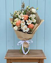 Букет цветов из:  Альстромерии, Лизиантусы, Розы и Хризантемы в Кольцово Свердловская область