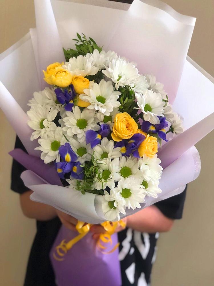 Букет цветов из: Ирисы, Хризантемы и Розы в Кольцово Свердловская область