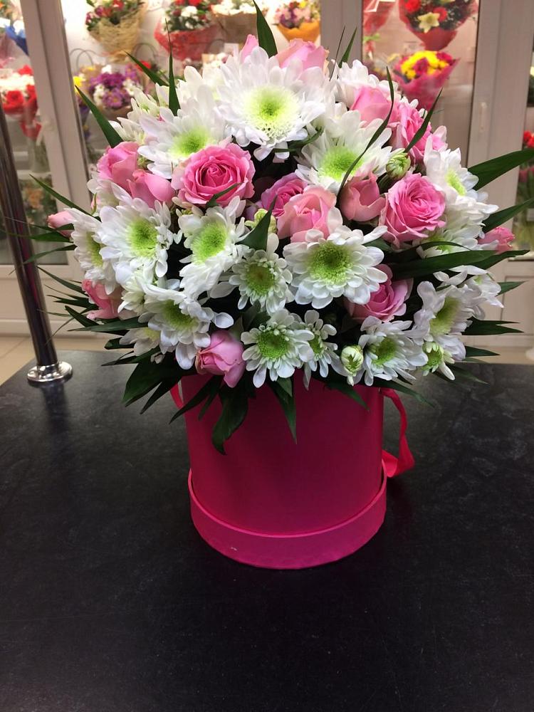 Цветочная композиция из Розы и Хризантемы в шляпной коробке в Кольцово Свердловская область