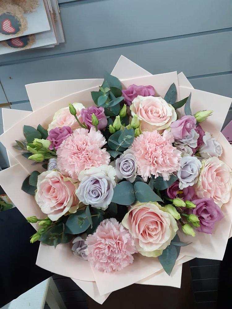 Букет цветов из: Розы, Гвоздики и Лизиантусы в Кольцово Свердловская область