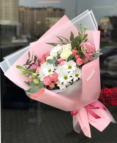 Букет цветов из: Розы, Лизиантусы и Хризантемы в Кольцово Свердловская область