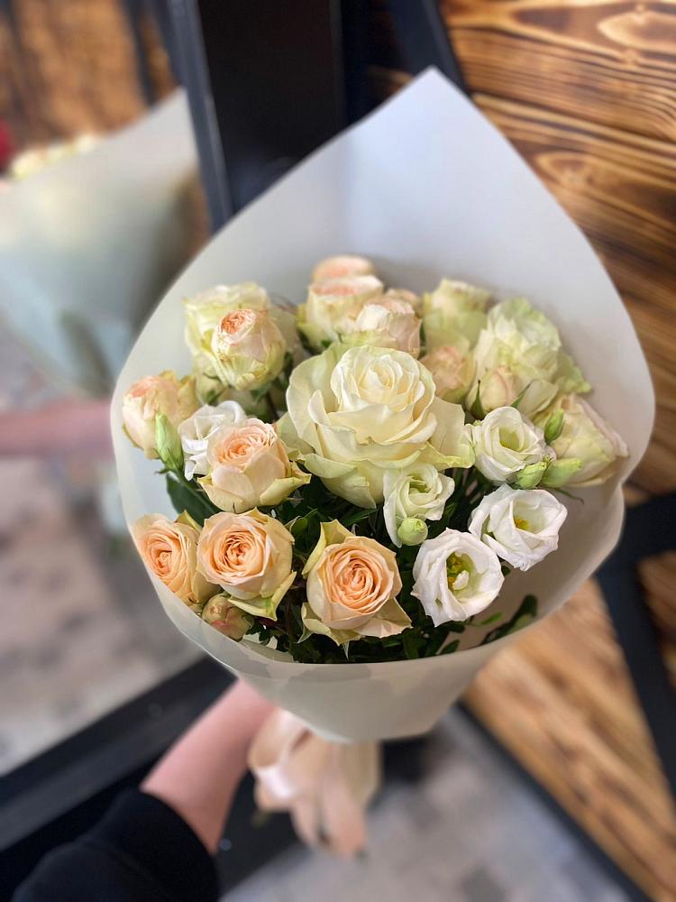 Букет цветов из: Розы и Лизиантусы в Кольцово Свердловская область