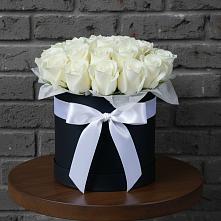 Цветочная композиция из Розы в шляпной коробке в Кольцово Свердловская область